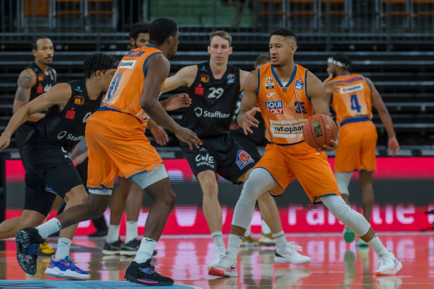 打入头球的 打入头球的